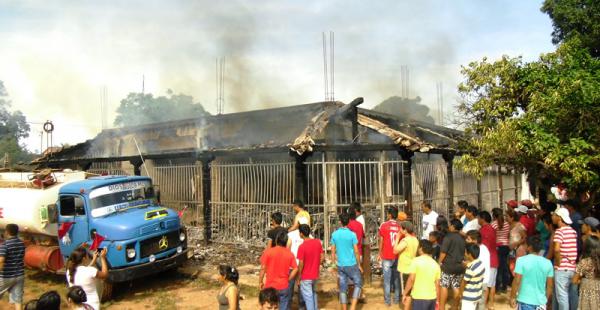 Incendio en San Ignacio deja en cenizas un comercial