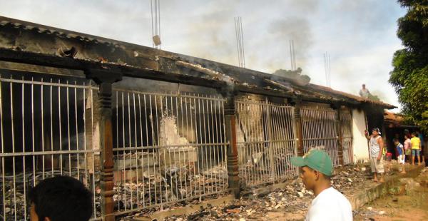Incendio en San Ignacio deja en cenizas un comercial