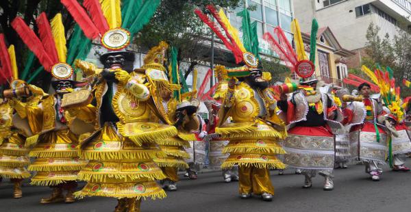 La Morenada engalanó la protesta. Se exige que Perú no cometa plagio con nuestras danzas.