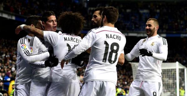 Los jugadores del Real Madrid celebran el primer gol del partido ante el Sevilla. Este cotejo se disputa en el estadio Santiago Barnabeu