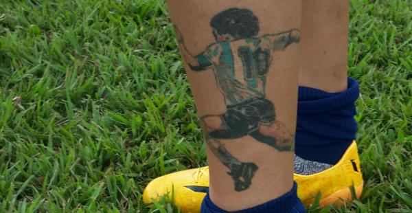 Sergio Almirón se tatuó en la piel al astro argentino Diego Armando Maradona