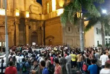 La marcha en apoyo a Los Simpson reunió a 150 jóvenes en Santa Cruz. Foto: La Pública