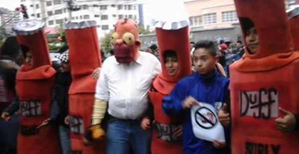Disfrazados de los personajes de Los Simpson marcharon en La Paz. La movilización se replicó en Cochabamba y Santa Cruz