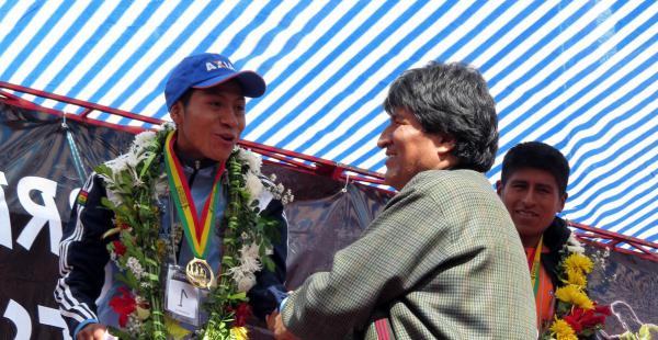 Jorge Cesar Fernández recibiendo el reconocimiento del presidente Evo Morales Ayma