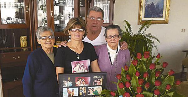 40 rosas por 40 años. Leopoldo Fernández y 'Negri' Soria con las madres de ella, María Mejido, y de él, Irene Ferreira
