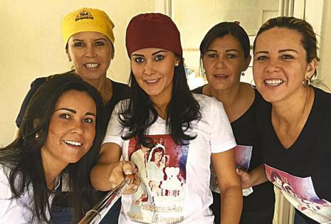 Las cinco hijas. Silvana, Lily, Pamela, Milenka y Gigi Fernández Soria se encargaron de sorprenderlos