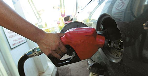El año pasado se importó $us 60 millones menos de combustible