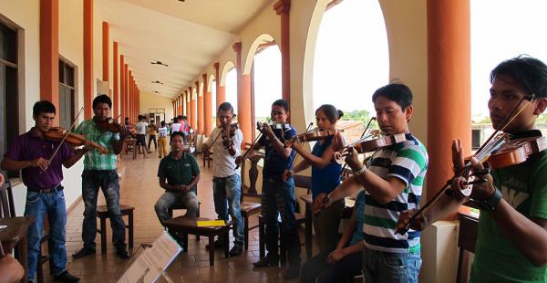 Las clases prácticas a los violinistas del Tipnis se dictan en los altos del Centro Pastoral de Trinidad