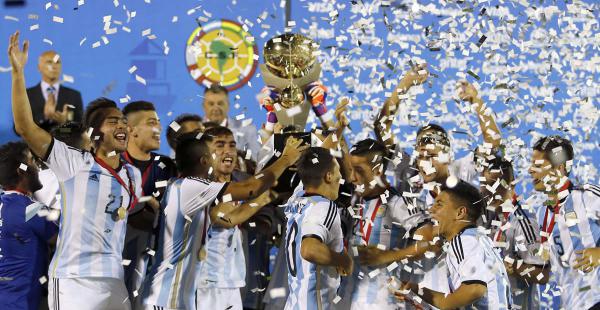 Argentina derrotó 2-1 a Uruguay y se coronó campeón