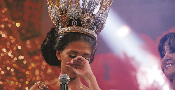 Lágrimas reales. La soberana emocionó a su familia y a sus amigos con sus palabras y sus agradecimientos por el trabajo compartido y el apoyo a lo largo de estos meses de reinado. Cuando la alcaldesa y la gobernadora se dirigieron a ella, no pudo contene