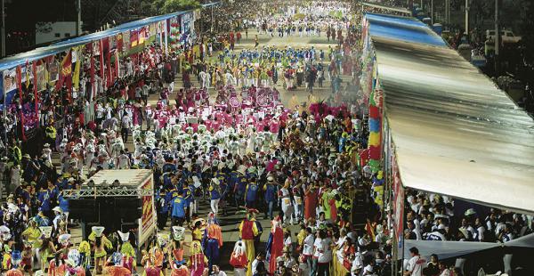 Carnaval. El cambódromo tiene la capacidad para 30.000 personas, pero es difícil encontrar un buen lugar en el corso