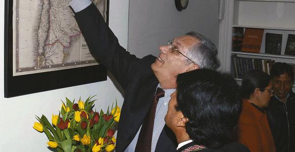 Rodríguez Veltzé muestra al presidente un mapa de Bolivia con mar