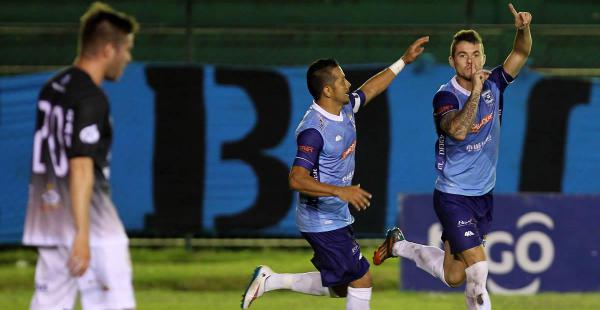 Pablo Salinas y Hugo Bargas celebran uno de los goles de la academia cruceña. Blooming logró su segundo triunfo en el Clausura. Derrotó a Real Potosí (3-0)