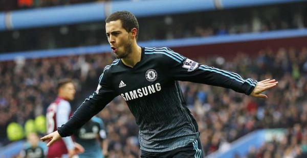 Eden Hazard del Chelsea celebra el gol que marcó ante el Aston Villa por la Premier League, en el Villa Park.