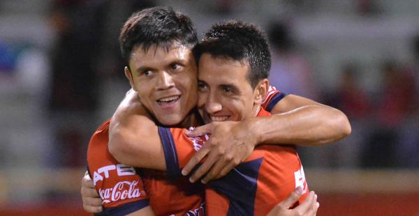 Óscar Díaz y Mariano Torres celebran después de anotar el único tanto del partido ante Universitario de Sucre. El partido se jugó en Cochabamba