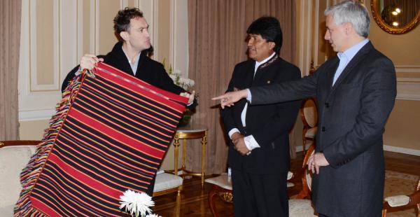 El actor británico Jude Law junto al presidente Evo Morales y el vicepresidente Álvaro García Linera en Palacio de Gobierno