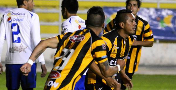 Luis Hernan Melgar (centro) inicia su celebración después de marcar el único gol del partido ante San José. Méndez (de espalda) acompaña en el festejo