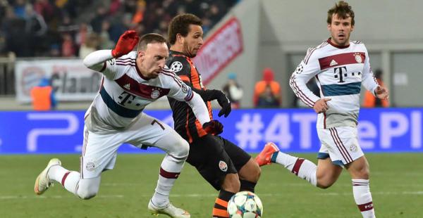 Franck Ribéry (izq.) de Bayern de Múnich lucha por la posición del balón ante Fernando del Shakhtar Donetsk de Ucrania
