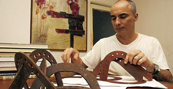 El artista español utilizó piezas de hierro forjado y plantillas de papier collé para su exposición