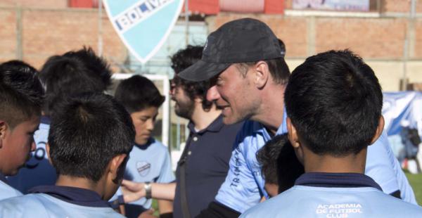 El afamando actor británico que brilla en Holywood visitó tres escuelas deportivas del campeón boliviano.