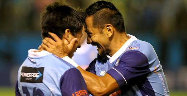 Pablo Salinas (dcha.) celebra con el capitán Joselito Vaca tras marcar el 1-0 a Bolívar en el estadio Tahuichi Aguilera