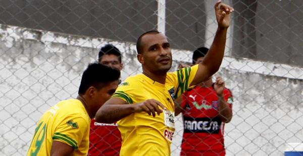 Anderson Gonzaga, celebra con la mano levantada el gol de Sport Boys sobre Universitario de Sucre. El partido enWarnes terminó 2-1 a favor de los locales