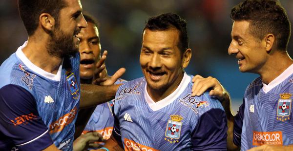 Pablo Salinas festeja con sus compañeros el único gol del compromiso. sin duda fue el más atractivo de la octava fecha del Clausura