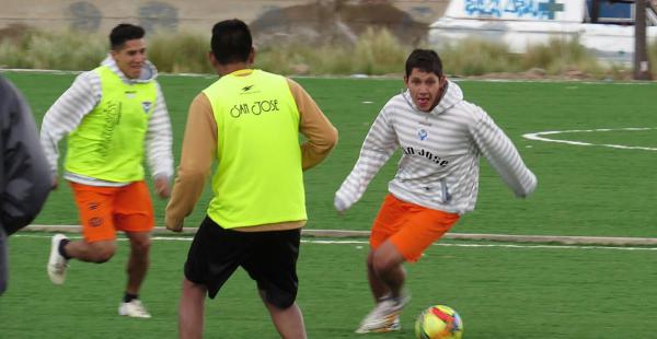 Los jugadores del plantel orureño entrenaron en un terreno similar al que jugarán frente Juan Aurich en Perú