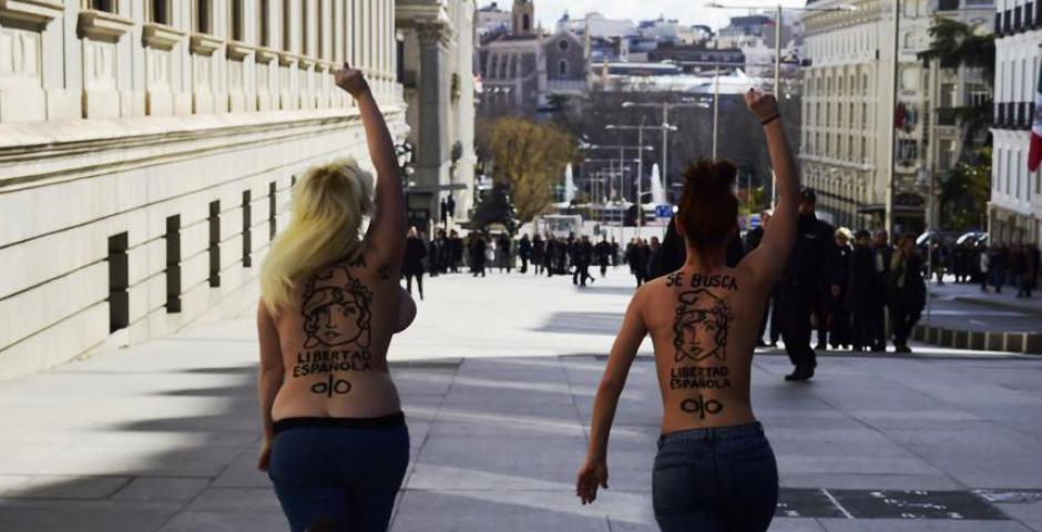 Activistas con los pechos desnudos