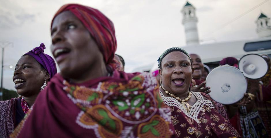 Comores: Las mujeres se reúnen para una manifestación frente al parlamento en la capital Moroni