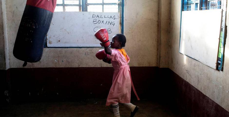 Una niña práctica boxeo en un gimnasio local para jóvenes desfavorecidos en Kamukunnji , Nairobi