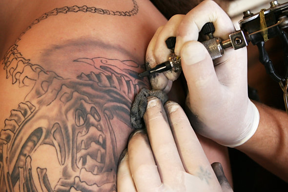 Crean una crema capaz de borrar tatuajes sin dolor