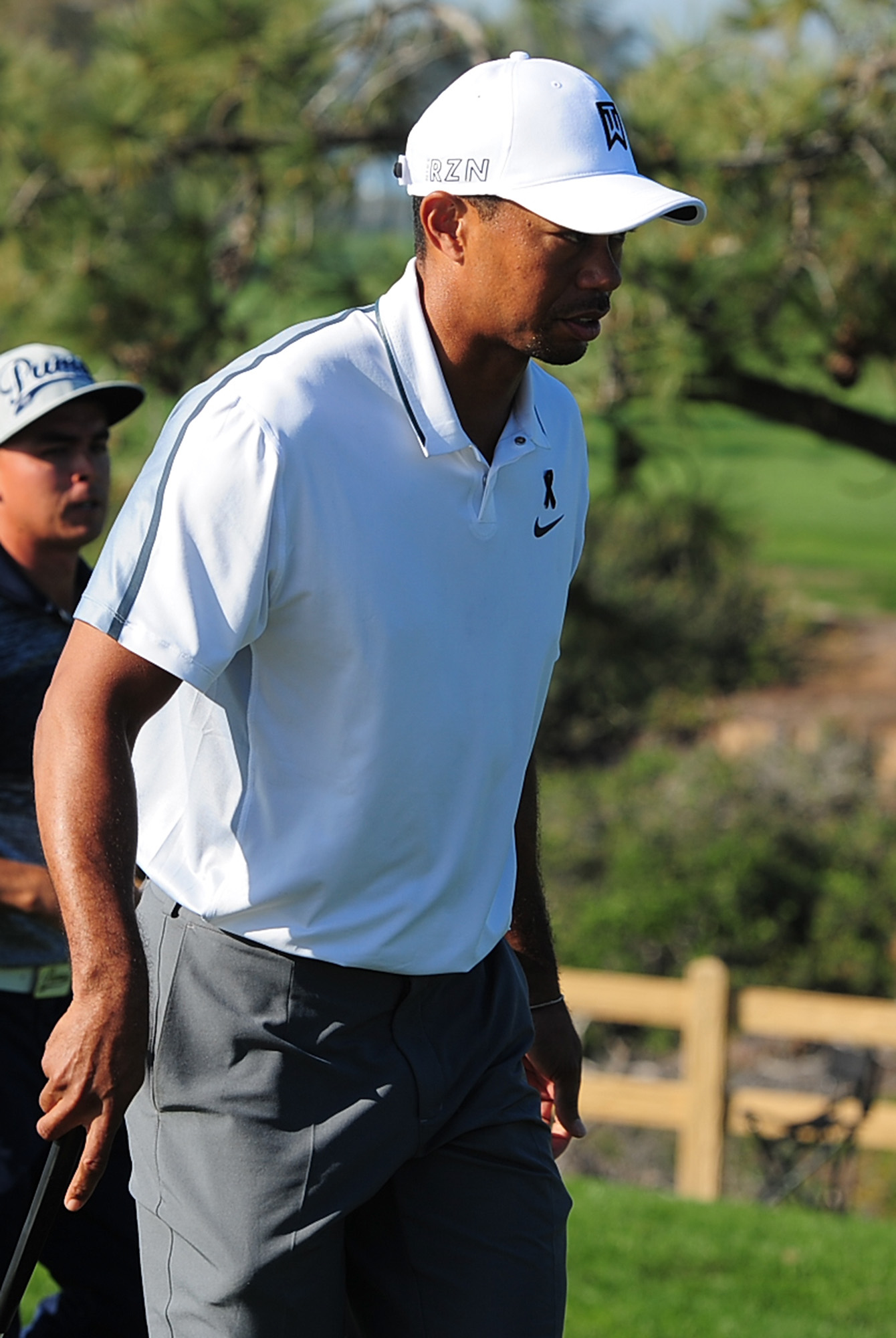 El astro estadounidense del golf Tiger Woods se retira lesionado en la espalda de un un torneo en La Jolla, EEUU, el 5 de febrero de 2015