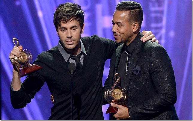 Enrique Iglesias y Romeo Santos reciben el premio Colaboración tropical del año por Loco