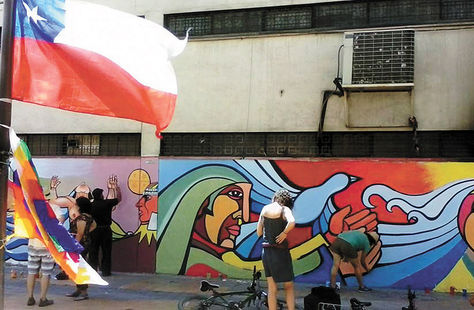 Mensaje. Un grupo de artistas y activistas pintó un mural frente al estadio Víctor Jara en Santiago de Chile.