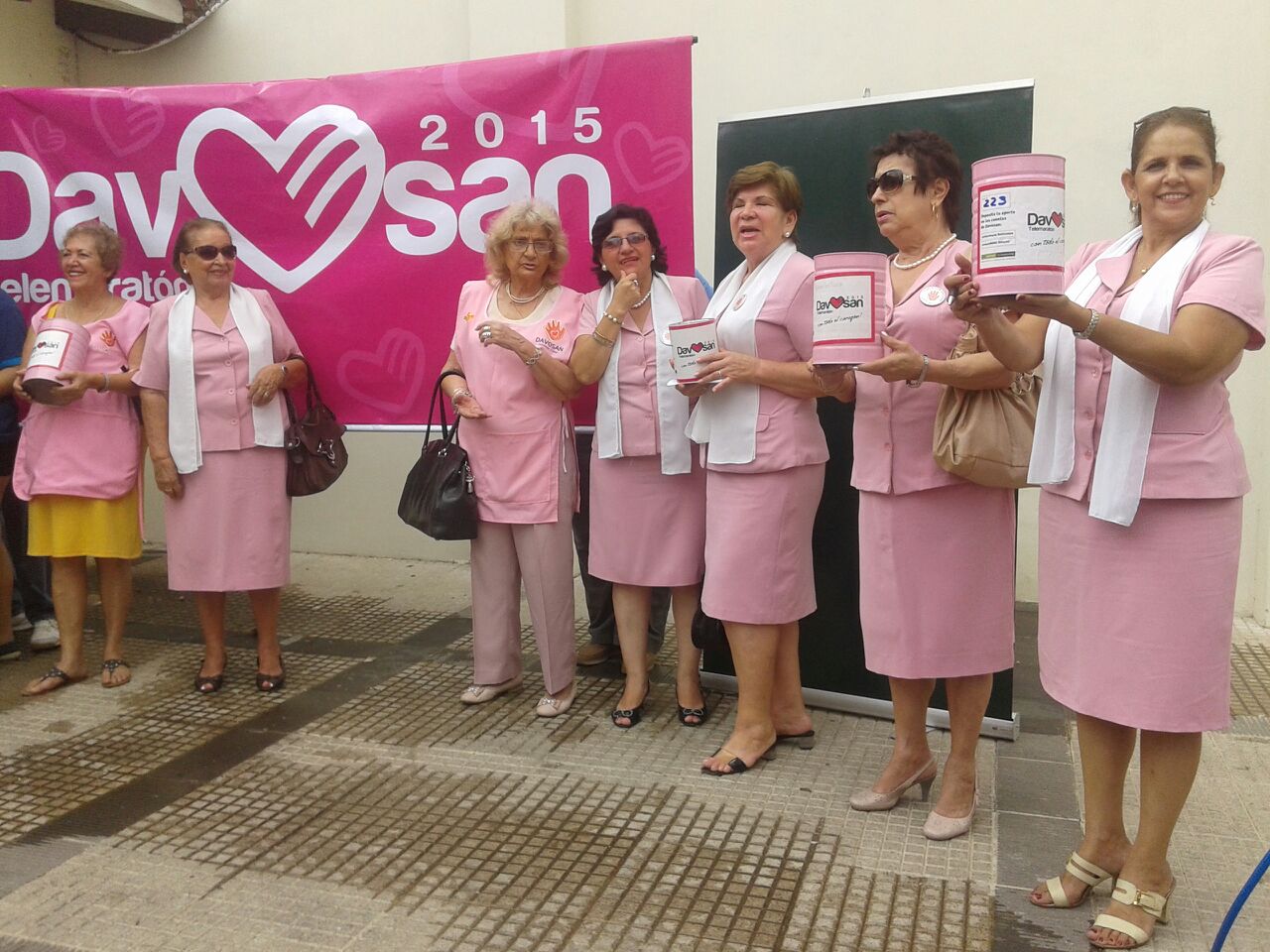 Damas de rosado lanzan la Telemaratón Davosan 2015