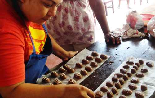 Cursos de chocolatería llegan a personas con discapacidad