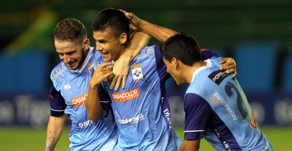 Mauro Marrone, Moisés Villarroel y Miguel Hurtado festejando un gol de la academia celeste. Este domingo quieren celebrar con estadio lleno
