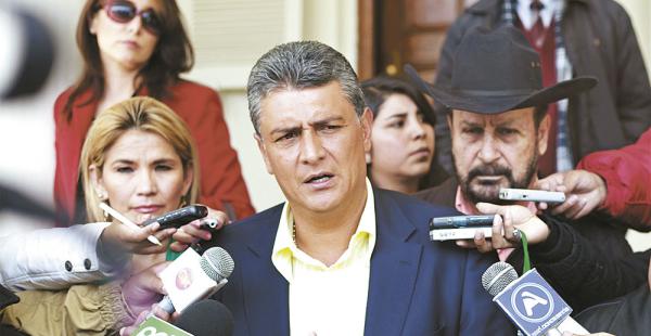 Ernesto Suárez acudió ayer al Tribunal Electoral junto a Moisés Shriqui para denunciar al MAS