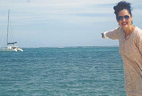 Evelyn Roda Busch. “Si Bolivia tuviera mar, yo estaría viviendo allí”. “Vivo en Mahahual, en la Costa Maya de México, donde tenemos, con mi esposo, un restaurante español que está a una cuadra de una de las playas más famosas porque está dentro del segund