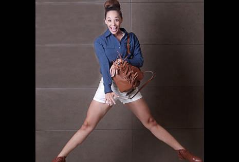 TONOS TIERRA Fusioná los tonos fríos con los tierra y un short neutro. La novedad es no usar pantimedias. Lucí tus piernas sin temor.