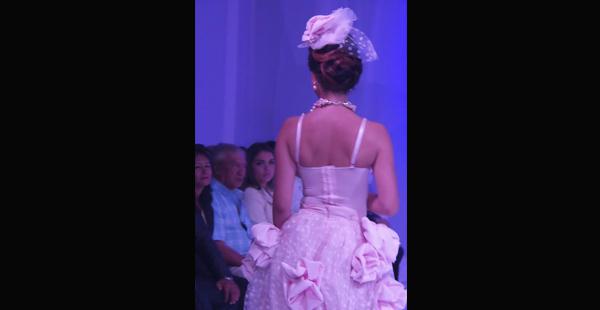 Un bello vestido de Hena Balcázar que se destacó por ser en tono rosa y los rollitos de la modelo que lo usaba