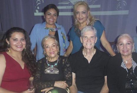 Sentadas: Vivian Costas, Tery y Rick Jackson, Roxana Parada Gil. De pie: Carmen Márquez y Consuelo Fiorillo