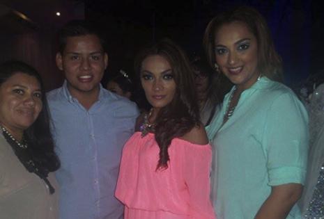 En el backstage. Roxana Céspedes, Roman Áñez, junto a Carla y Paola Fiorillo