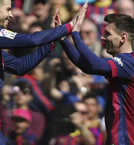 El defensa del FC Barcelona, Gerard Piqué (i), recibe la felicitación de su compañero Leo Messi (d) tras anotar el tercer gol de su equipo