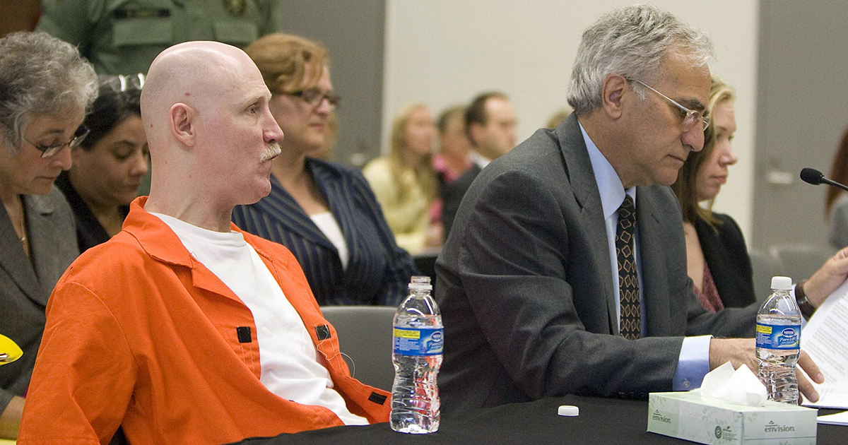 En la foto aparece Ronnie Lee Gardner junto a su abogado  Andrew Parnes durante la audiencia en la Prisión del Estado de Utah, en 2010. La apelación de Gardner fue negada y fue dado de baja por un pelotón de fusilamiento. 