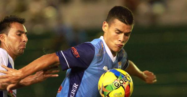Villarroel (Der) fue la figura de su equipo en el empate ante San José