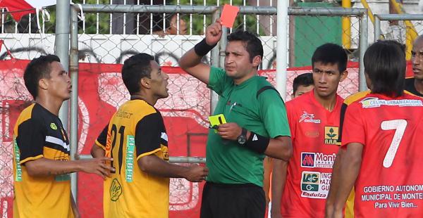 Gery García recibe la tarjeta roja en un partido que tuvo cuatro expulsados, tres en Destroyers y uno en Guabirá