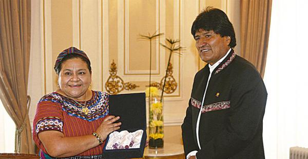 El presidente Morales entregó el libro azul del mar a Rigoberta Menchú, premio Nobel de la Paz en 1992