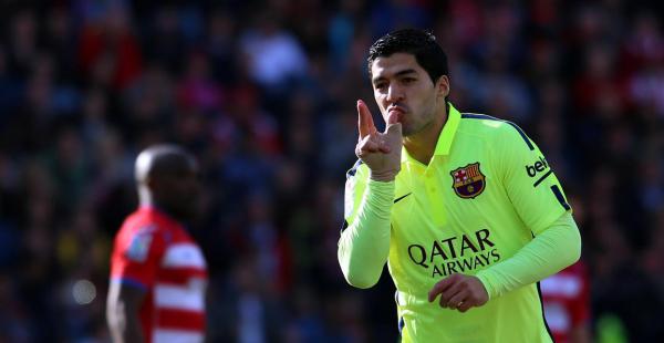 Luis Suárez, de Barcelona, celebra después de anotar un gol ante el Granada durante su partido de la Liga española